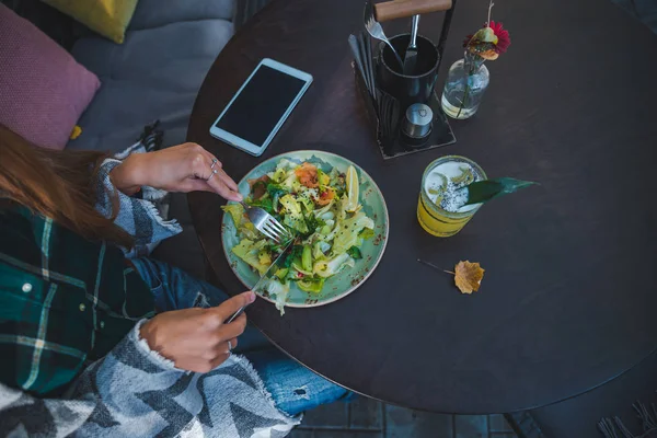 Žena v kavárně jíst salátový ruce zblízka bez obličeje — Stock fotografie