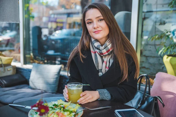 Pretty woman at outdoors cafe eating salad — Stock Photo, Image