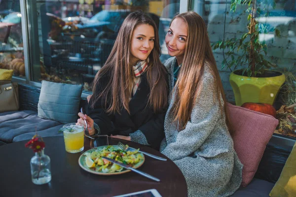 Dos novias hablando mientras comen en la cafetería al aire libre tiempo de otoño — Foto de Stock