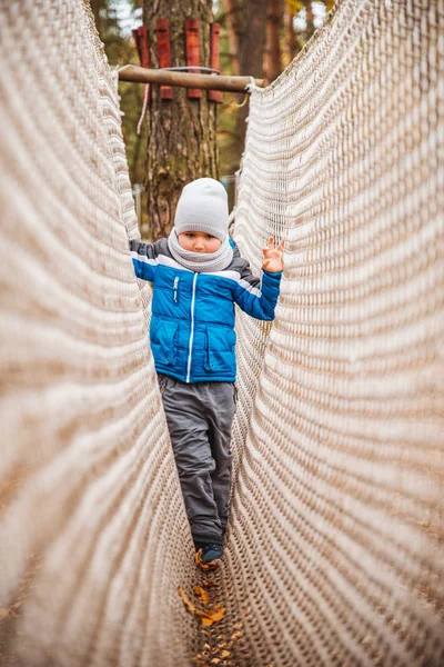 Litet småbarn pojke spela på Playground friska aktiva barn — Stockfoto