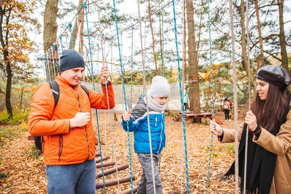 Heureux jeune famille avec tout-petit enfant fils jouer à aire de jeux — Photo