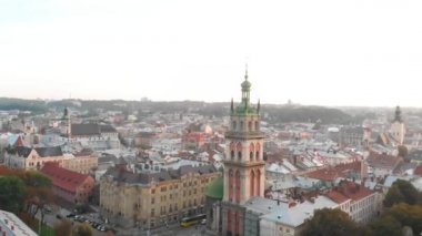 Avrupa şehrinin sonbahar sonbahar sezonunda gün batımıhavadan görünümü