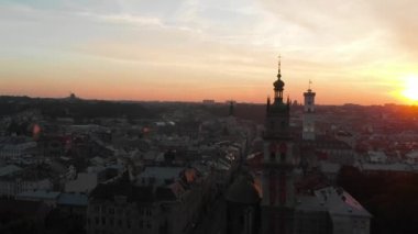 Avrupa şehrinin sonbahar sonbahar sezonunda gün batımıhavadan görünümü