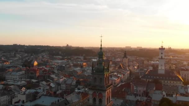 ヨーロッパの都市秋の秋の季節の夕日の航空写真 — ストック動画