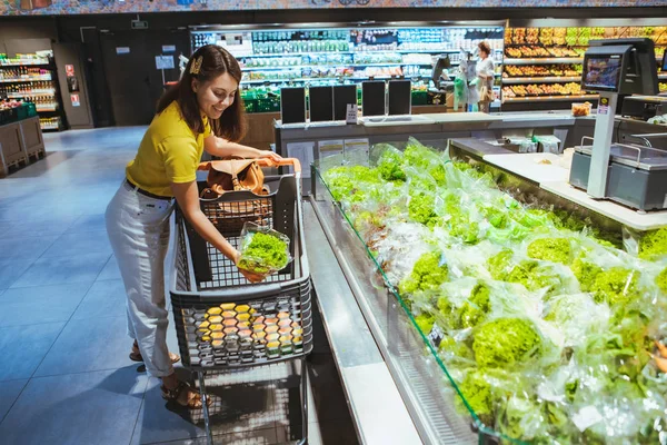 Žena s vlastním salátem v obchodě s potravinami — Stock fotografie