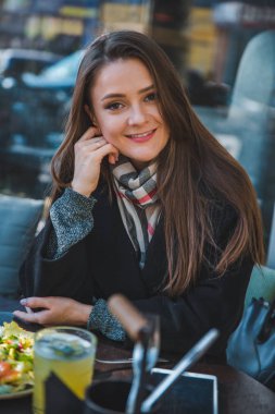 açık hava kafede salata yeme güzel kadın