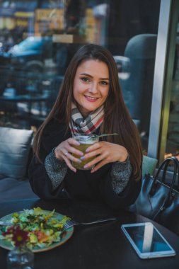 açık hava kafede salata yeme güzel kadın