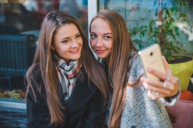 iki güzel kadın selfie çekerken kafede bir araya geldi
