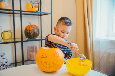 küçük çocuk evde halloween kabak kafa yapar