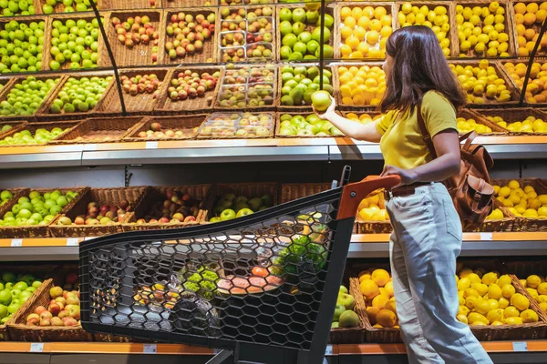 Frau mit Einkaufswagen auf Lebensmittelmarkt — Stockfoto
