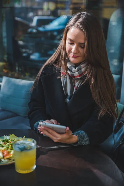 Mujer joven bastante elegancia en la cafetería al aire libre utilizando tableta — Foto de Stock