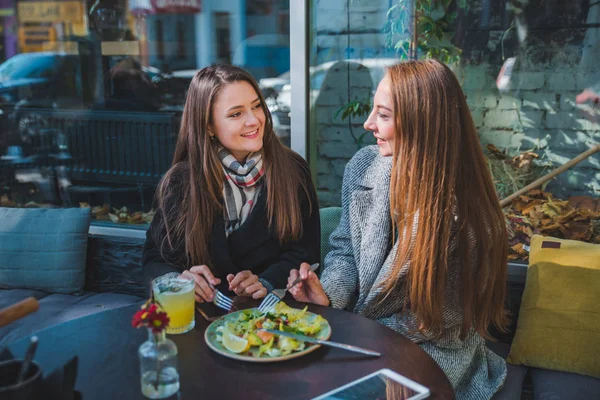 Dos novias hablando mientras comen en la cafetería al aire libre tiempo de otoño —  Fotos de Stock