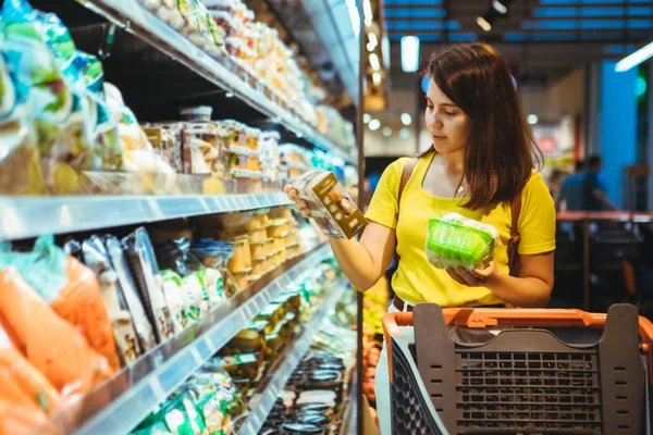 Mladá pěkná dospělá žena nakupuje v potravinách — Stock fotografie