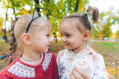 sonbahar şehir parkında oynayan iki kız