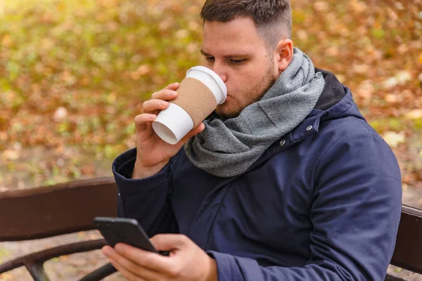 Homem bebendo café ao ar livre outono temporada falando no telefone — Fotografia de Stock