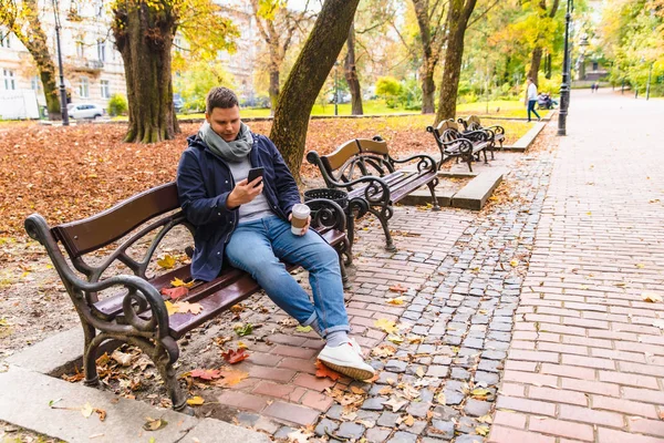 남자 마시는 커피 야외 가을 시즌 전화 이야기 — 스톡 사진