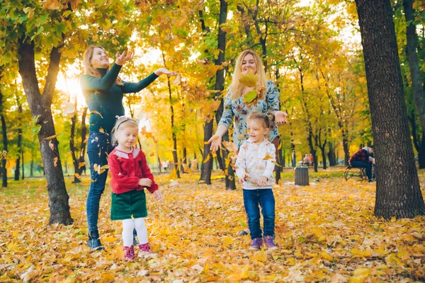 Familia jugando en el parque de la ciudad madres con hijas —  Fotos de Stock