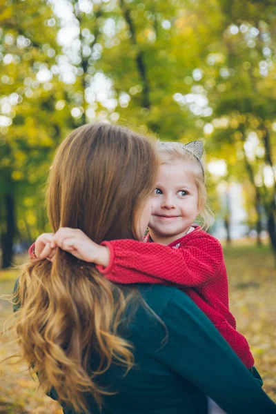 Mutter Tochter liebt Umarmung im herbstlichen Stadtpark — Stockfoto