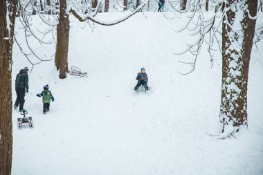 çocuk kızak üzerinde tepeden slighting. kış saati