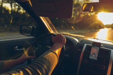 yolda yolculuk konsept adam telefonda direksiyon navigasyon eller