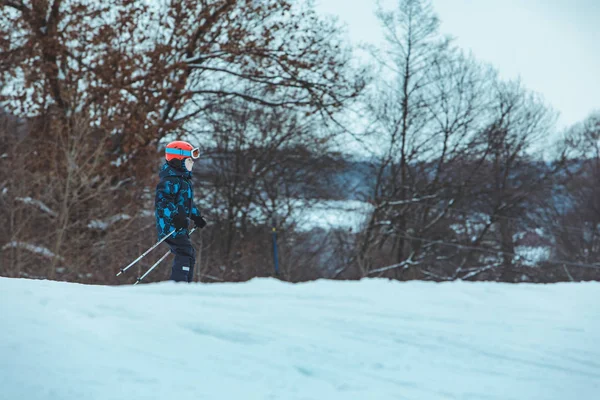 Львів, Україна-12 січня 2019: маленький хлопчик на лижах вниз по пагорбу — стокове фото