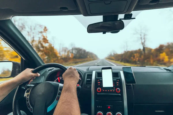 Telefone com tela branca no painel do carro outono speedway — Fotografia de Stock