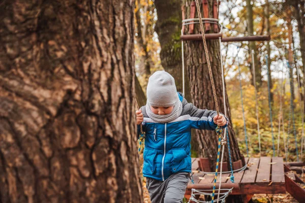 Pequeño niño pequeño jugar en el patio de recreo saludable niño activo — Foto de Stock