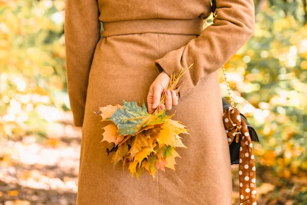 Akçaağaç yaprakları buket tutan kadın — Stok fotoğraf