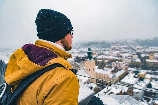 Adam eski Avrupa şehrinin manzara görünümüne bakıyor — Stok fotoğraf