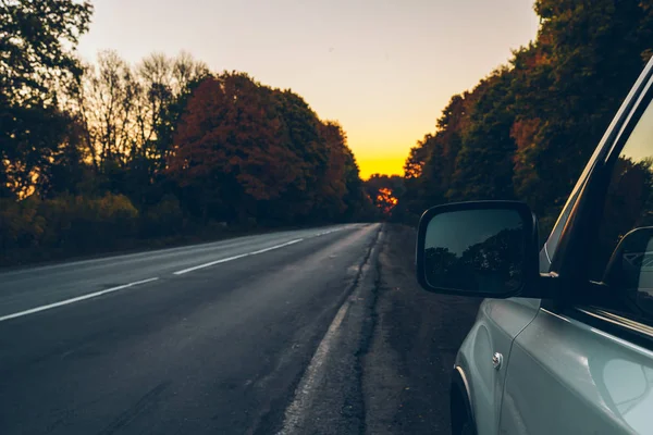 Auto a bordo strada dell'autostrada all'alba — Foto Stock