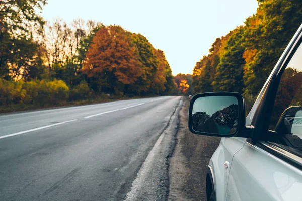 Auto a bordo strada dell'autostrada all'alba — Foto Stock