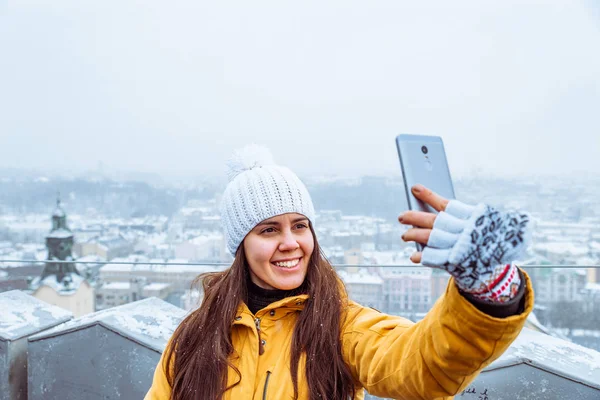 Giovane bella donna adulta prendendo selfie con bella vista della vecchia città europea — Foto Stock