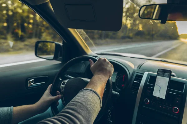 Roadtrip-Konzept Mann greift zur Lenkrad-Navigation am Telefon — Stockfoto