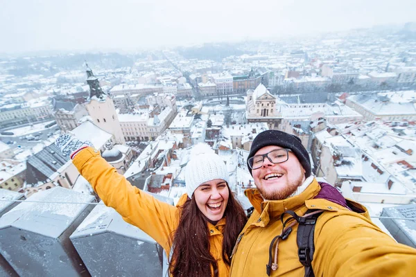 Casal de turistas que tomam selfie com bela vista da cidade no tempo de inverno no fundo — Fotografia de Stock