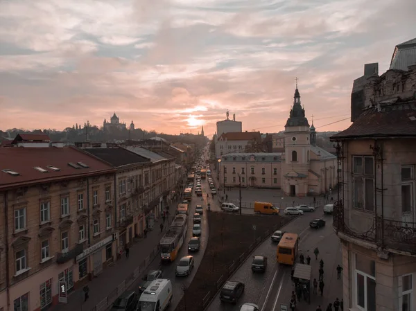 Lviv, Oekraïne-11 november 2018: bovenaanzicht van de zonsondergang boven het oude Europese stadsauto verkeer — Stockfoto