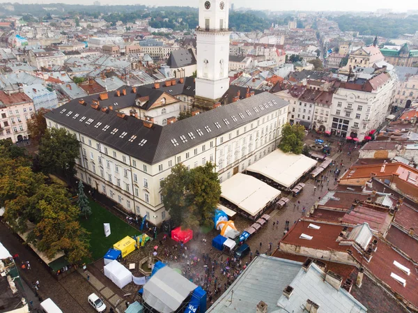 Lviv, Ucrania - 7 de septiembre de 2019: vista aérea de la plaza central europea con campanario cubierto de lluvia — Foto de Stock