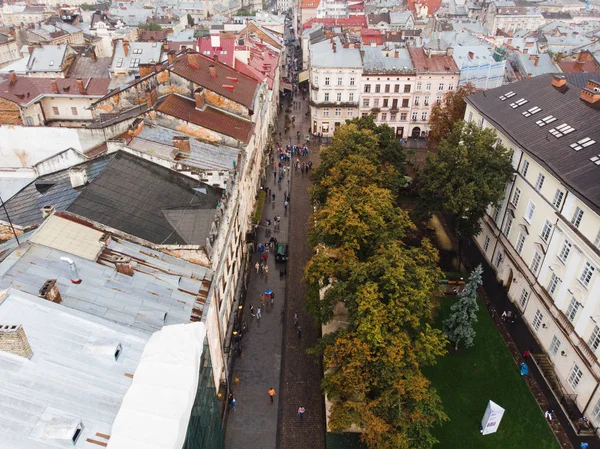 Lwów, Ukraina-7 września 2019: widok z góry na centralnym placu miasta przy deszczowej pogodzie — Zdjęcie stockowe