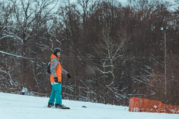 Lwów, Ukraina-12 stycznia 2019-człowiek Snowboard dół wzgórza — Zdjęcie stockowe