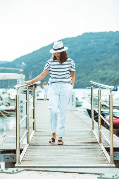 女人在白色时尚豪华视图步行由码头船的背景 — 图库照片