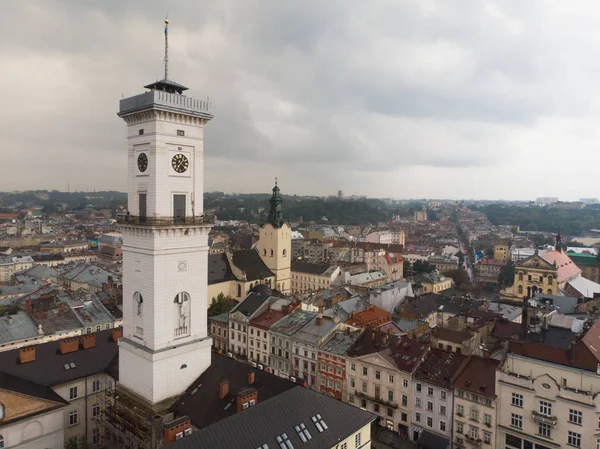 Vista aérea da praça central europeia com torre sineira tempo chuvoso nublado — Fotografia de Stock