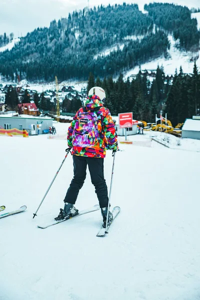 BUKOVEL, UCRANIA - 9 de diciembre de 2018: personas esquiando. vacaciones de invierno — Foto de Stock