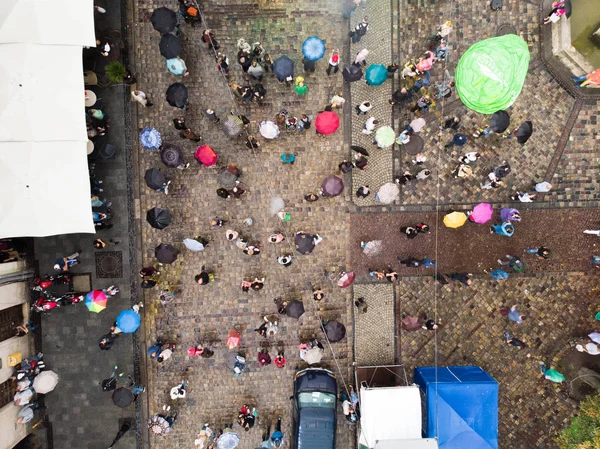 Lvov, Ukrajina-7. září 2019: stropní výhled na náměstí hlavního města za deštivého počasí — Stock fotografie