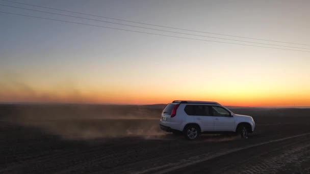 Fehér Suv Autó Csinál Fánkot Pályán Naplemente Por Levegőben — Stock videók