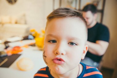 Küçük çocuk. 5 yaşında bir portre.