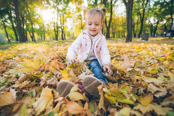 Mather avec petite fille de toddle jouant dans le parc public de la ville d'automne — Photo
