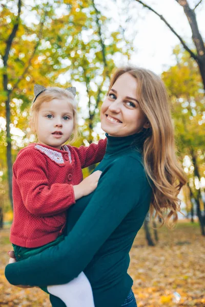 Mutter mit kleiner Kleinkind-Tochter spielt im Stadtpark — Stockfoto