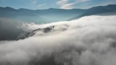 Beyaz bulutların uçtuğu dağların havadan görünüşü