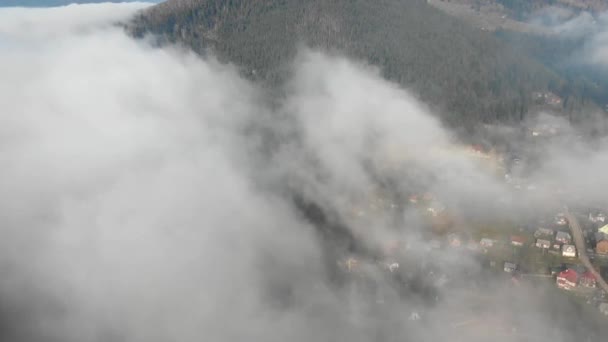 Vanuit Lucht Uitzicht Bergen Met Witte Wolken Drone Vlucht — Stockvideo