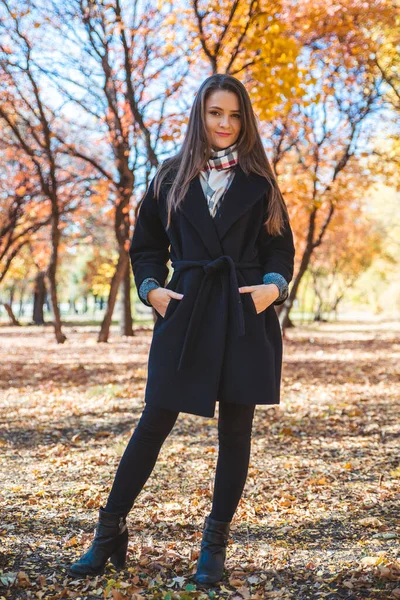 Portret van mooie vrouw herfst mode — Stockfoto