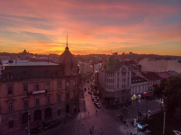 Львів, Україна-11 листопада 2018: повітряна думка про захід сонця над старим європейським міським автомобілем — стокове фото